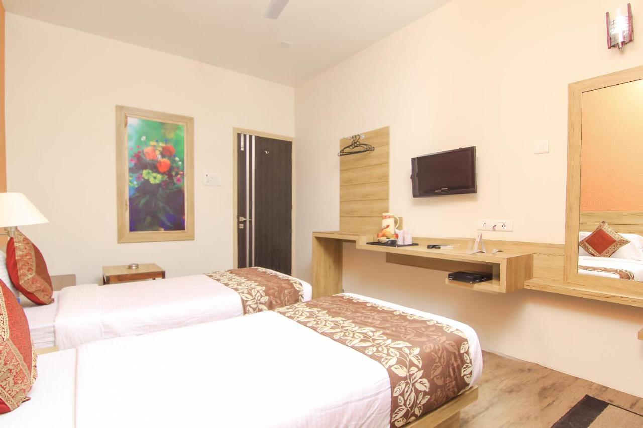 Hotel R B International バラナシ エクステリア 写真